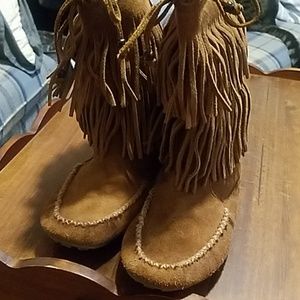 Miqnnetonka double layer fringe boots Womens 8.5